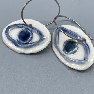 Pendientes ojo azul relieve